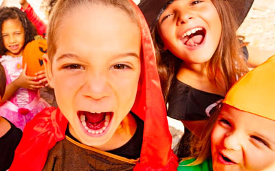 Rochelambert celebró un Halloween inolvidable con un pasacalles lleno de magia